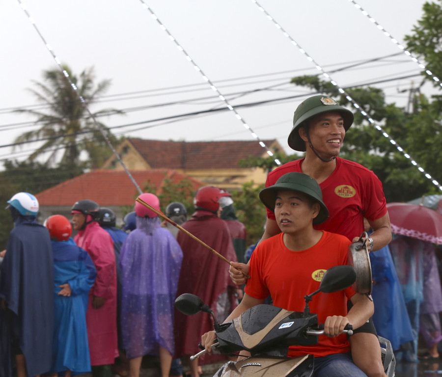 Mang cả những thứ có thể tạo nên tiếng động để cổ vũ hết mình cho đội bơi của làng, của xã...