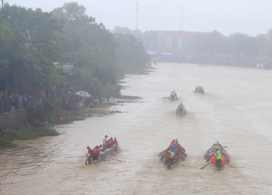 Mặc dù mưa lớn nhưng các đội vẫn quyết tâm thi đấu.