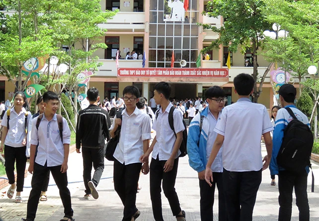 Thí sinh dự thi kỳ thi tuyển sinh lớp 10 năm học 2019-2020 tại trường THPT Đào Duy Từ (Đồng Hới - Quảng Bình)