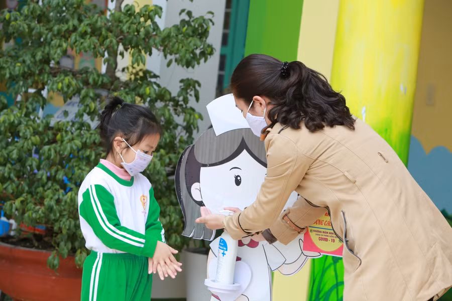 Giáo viên Trường mầm non Bảo Ninh hướng dẫn học sinh rửa tay bằng nước rửa tay kháng khuẩn.