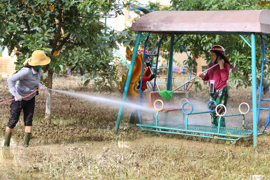 Vệ sinh đồ chơi bằng cách xịt nước xối bùn