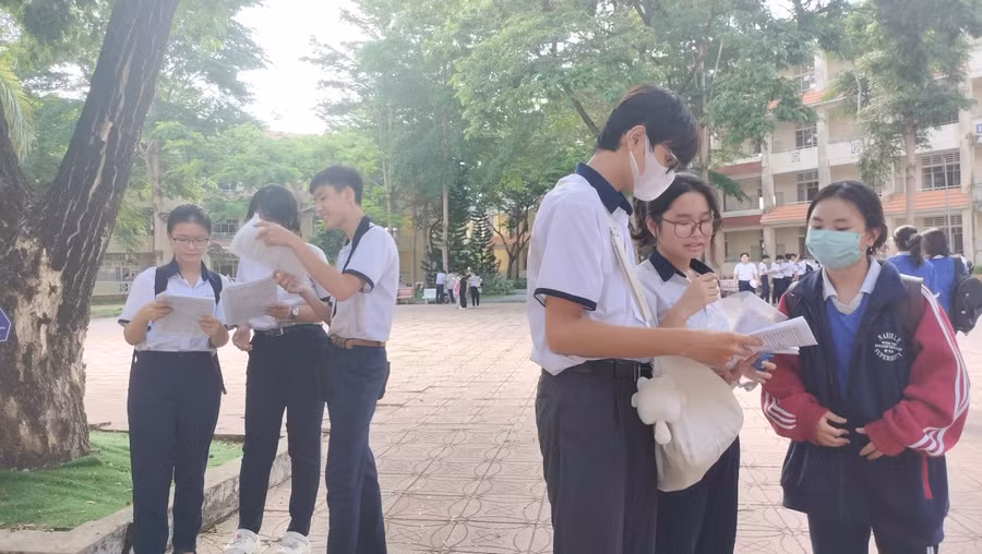 Thí sinh trao đổi sau giờ thi.