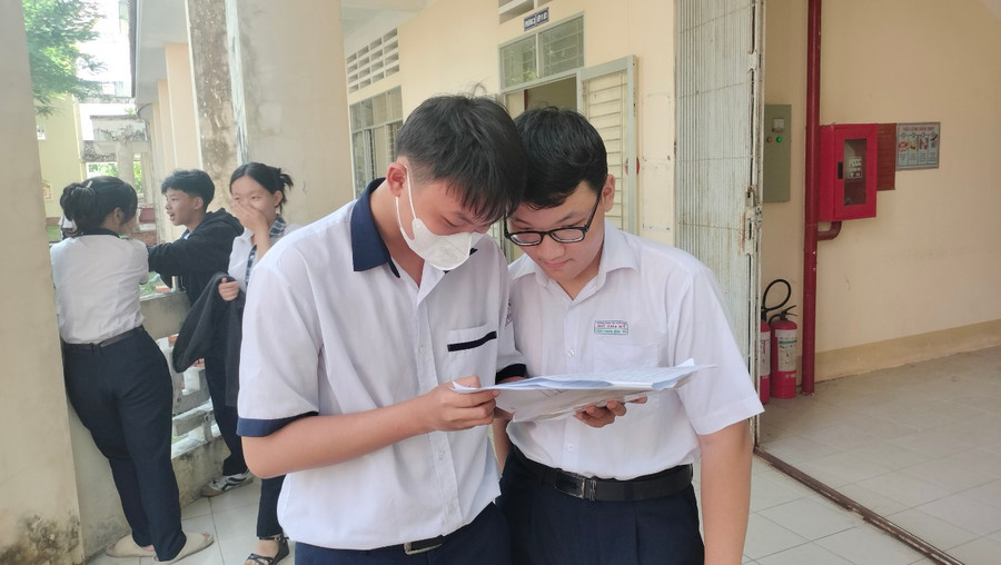 Thí sinh chia sẻ cách làm các câu hỏi đề thi. Thí sinh chia sẻ cách làm các câu hỏi đề thi.