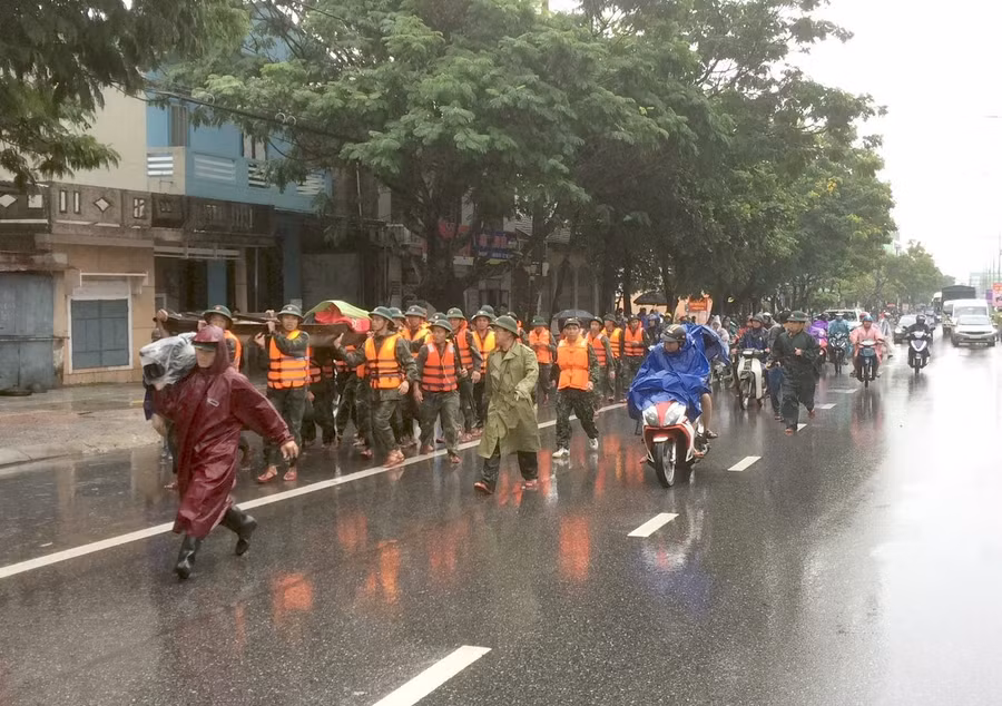 Lực lượng chức năng tỉnh Quảng Trị ứng cứu, tìm kiếm thi thể chị Nguyễn Lữ Vân Anh (SN 1983) đã bị lũ cuốn trôi tối 8/12.