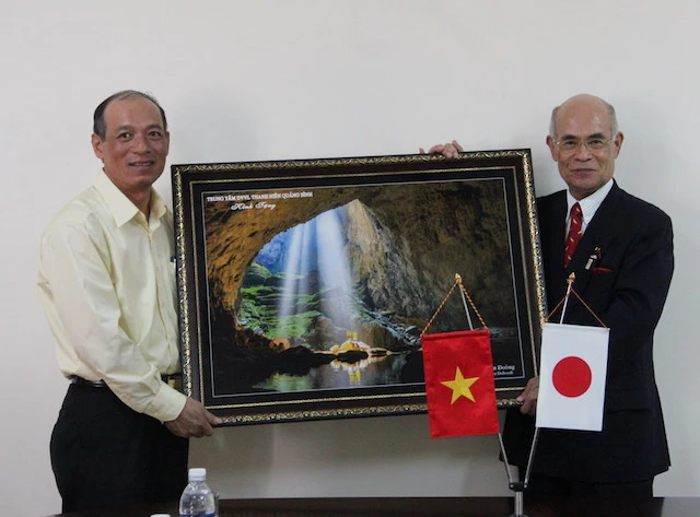 Ông Hồ Thanh Vân, GĐ Trung tâm DVVL Thanh Niên Quảng Bình tặng bức ảnh Hang Sơn Đoòng cho Ngài Joba Isamu - Nghị trưởng tỉnh Hyogo Nhật Bản