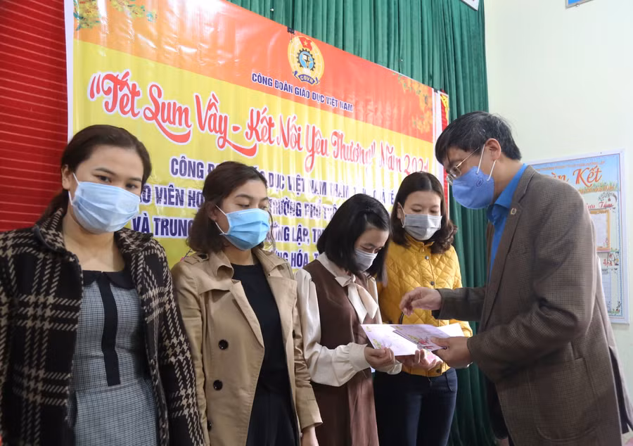 Ông Vũ Minh Đức - Chủ tịch Công đoàn Giáo dục Việt Nam trao quà tết cho các giáo viên xã Hướng Lập huyện Hướng Hoá tỉnh Quảng Trị