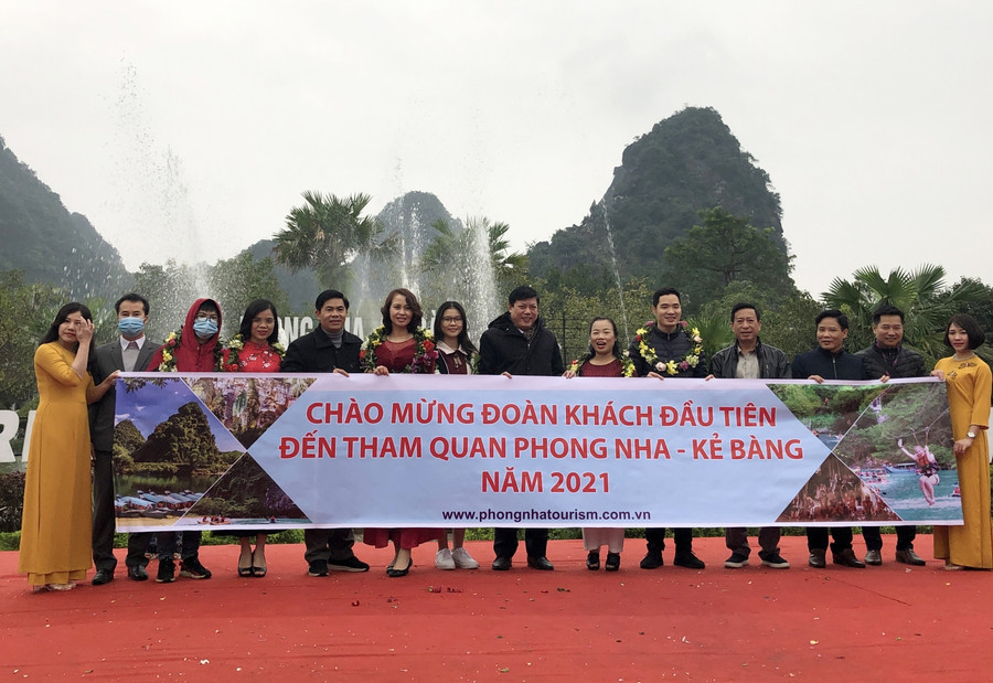 Nghi thức chào mừng vị khách du lịch đầu tiên "xông đất" Phong Nha - Kẻ Bàng nhân dịp năm mới 2021. Nghi thức chào mừng vị khách du lịch đầu tiên "xông đất" Phong Nha - Kẻ Bàng nhân dịp năm mới 2021.