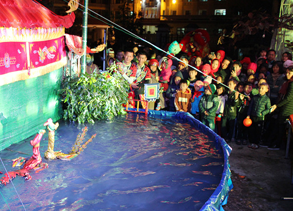 Múa rối nước thu hút người dân và du khách đến xem