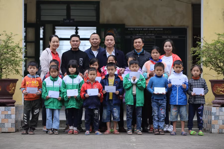Đoàn thiện nguyện chụp ảnh chung cùng các em học sinh Trường TH Thanh Thuỷ (Tuyên Hoá - Quảng Bình).
