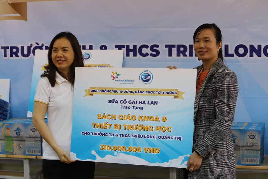 Tặng Sách giáo khoa và thiết bị trường học cho trường TH&amp;THCS Triệu Long, Triệu Phong Quảng Trị