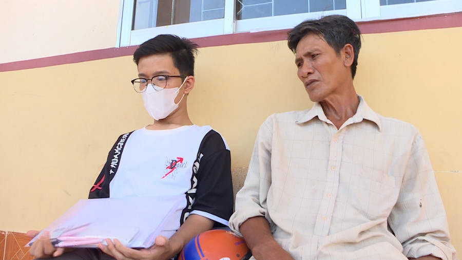 Phụ huynh động viên tinh thần con trước giờ thi. Phụ huynh động viên tinh thần con trước giờ thi.