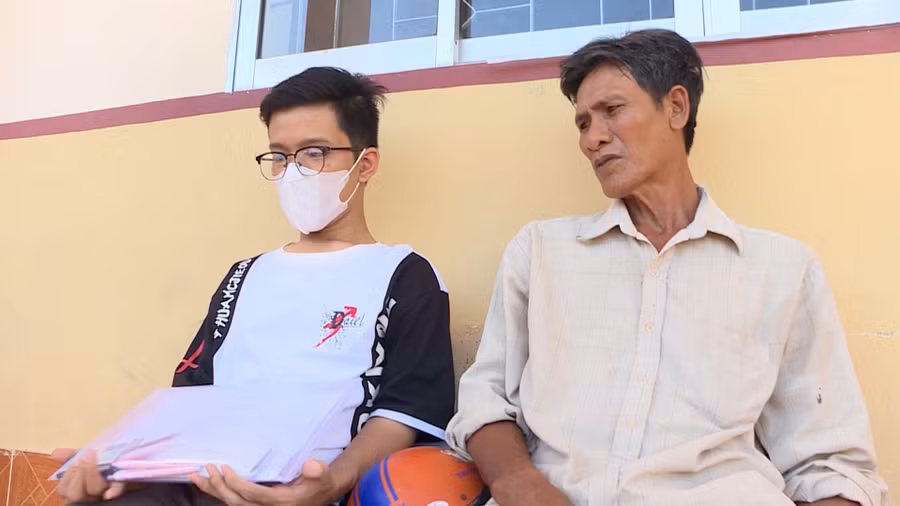 Phụ huynh động viên tinh thần con trước giờ thi.