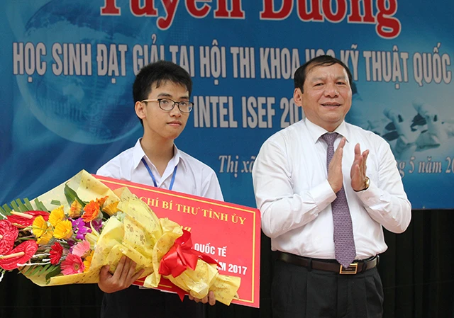 Ông Nguyễn Văn Hùng - Bí thư tỉnh uỷ tỉnh Quảng Trị - tặng thưởng cho học sinh Phạm Huy tại buổi lễ tuyên dương