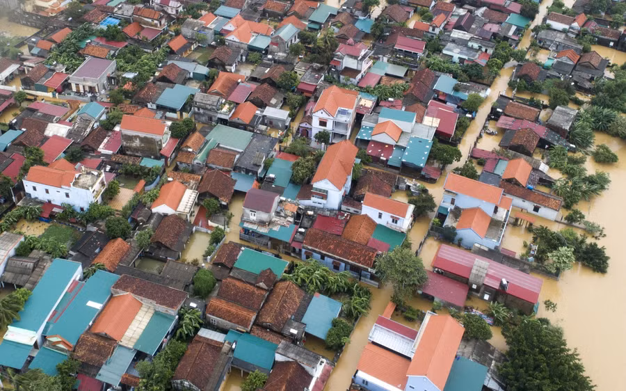 Nước lũ làm ngập các xã vùng trũng tại huyện Lệ Thuỷ