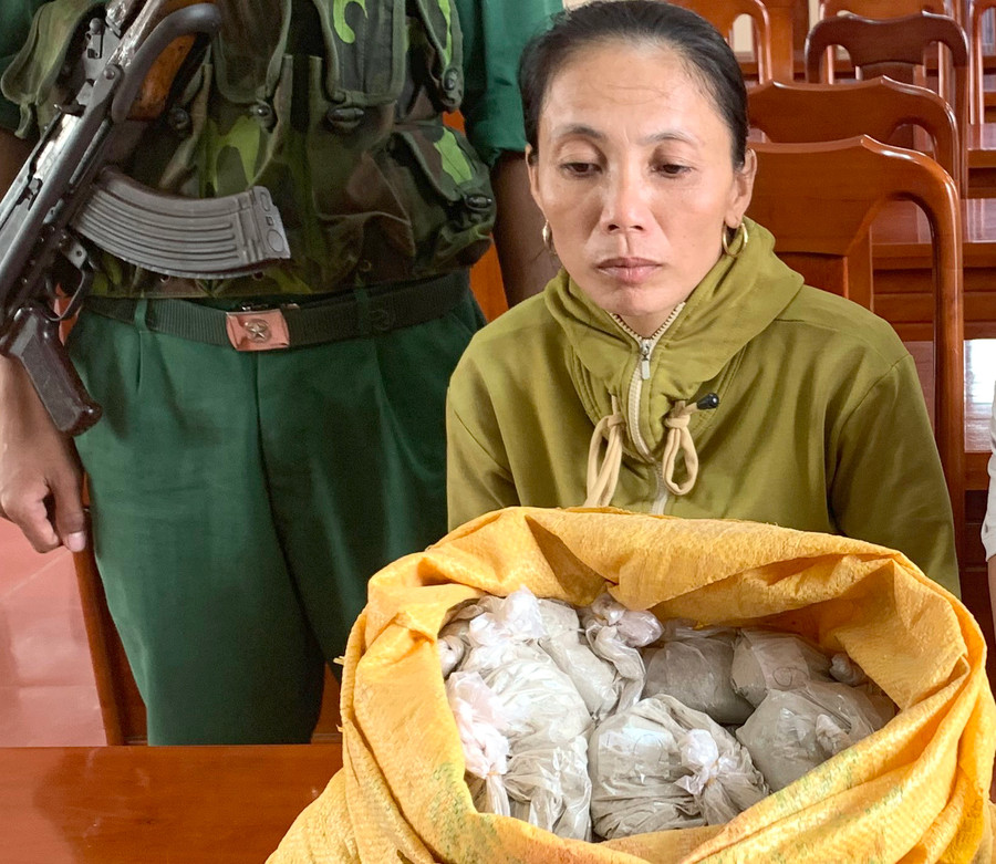 Đối tượng vận chuyển thuốc nổ bị lực lượng Biên phòng bắt quả tang.