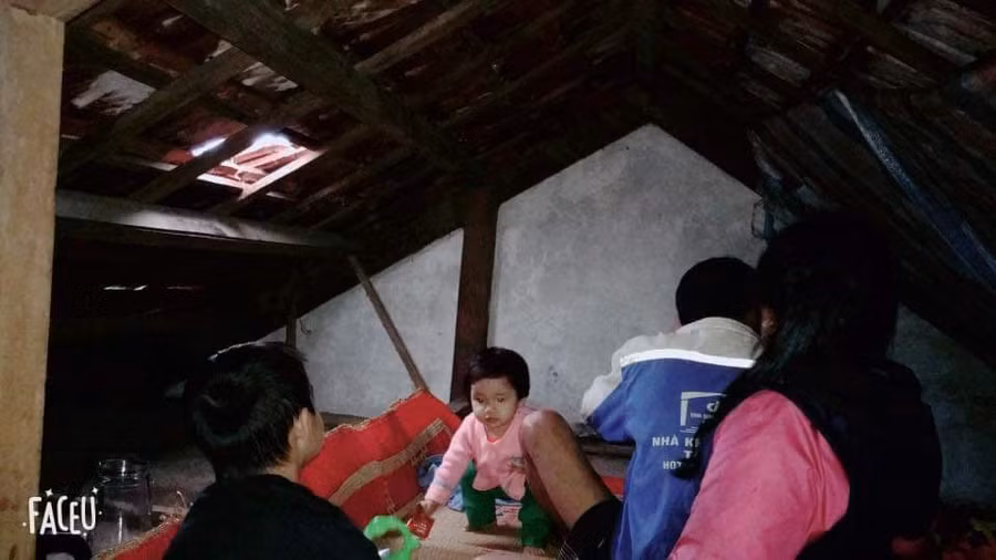 Người dân sống trên tum tránh lũ.