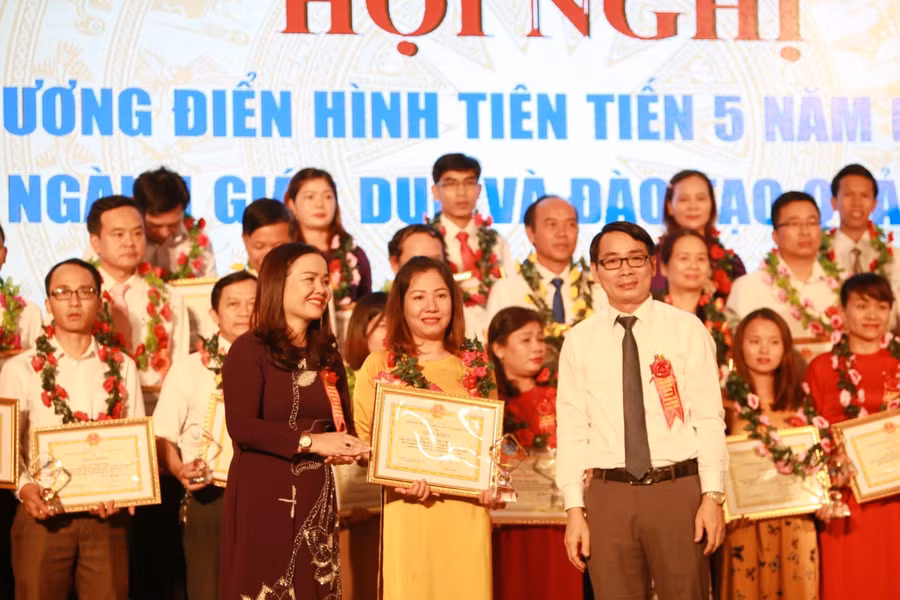 Vinh danh những điển hình tiên tiến của ngành GD&ĐT tỉnh Quảng Trị.