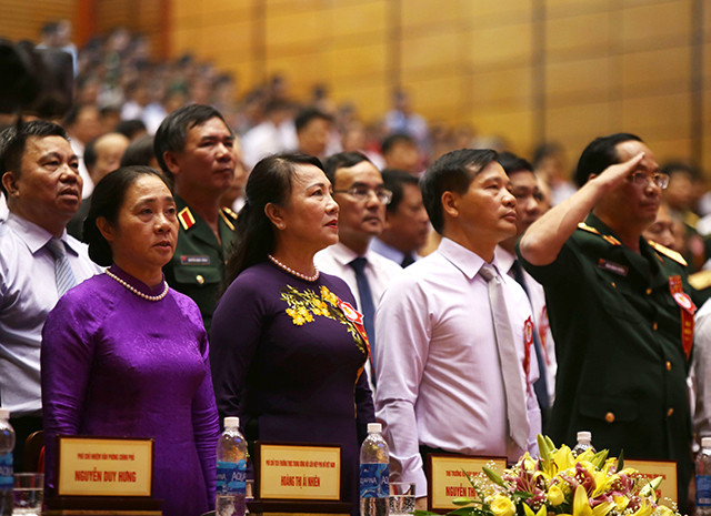 Thứ trưởng Bộ GD&ĐT Nguyễn Thị Nghĩa cùng các đồng chí Uỷ viên Trung ương Đảng tham dự lễ kỷ niệm 30 năm ngày tái lập tỉnh Quảng Bình.