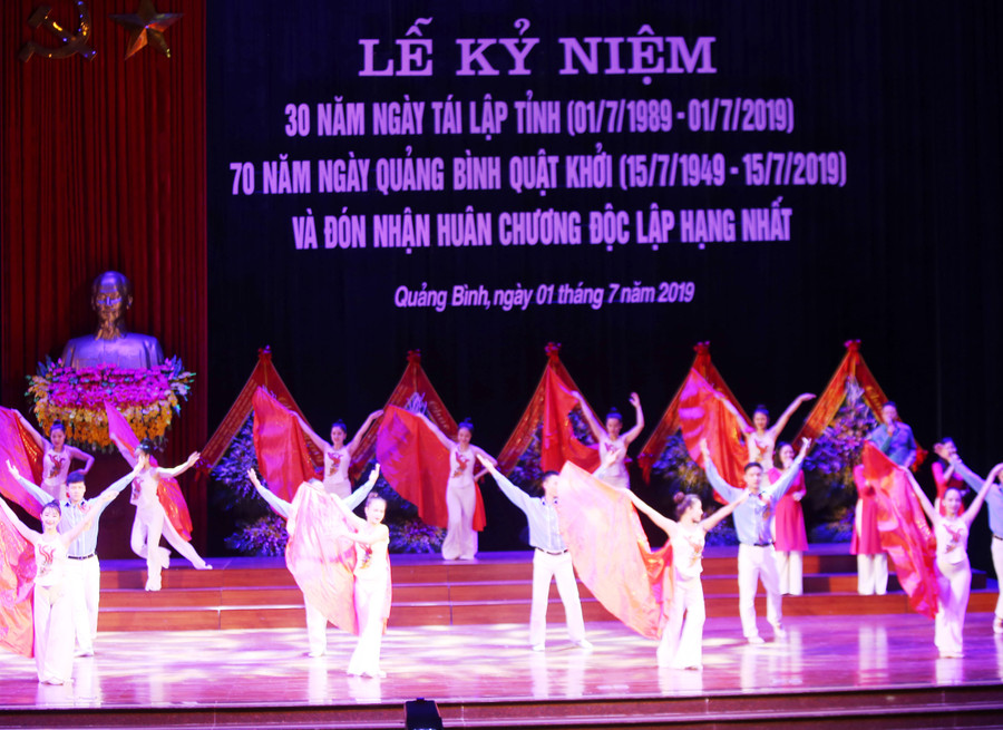 Tiết mục văn nghệ chào mừng lễ kỷ niệm 30 năm ngày tái lập tỉnh Quảng Bình (1/7/1989 - 1/7/2019).