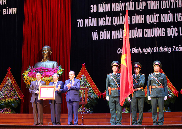 Đồng chí Trương Hoà Bình, Uỷ viên Bộ Chính trị, Phó Thủ tướng Thường trực Chính phủ trao Huân chương Độc lập hạng Nhất - phần thưởng cao quý do Đảng và Nhà nước trao tặng.