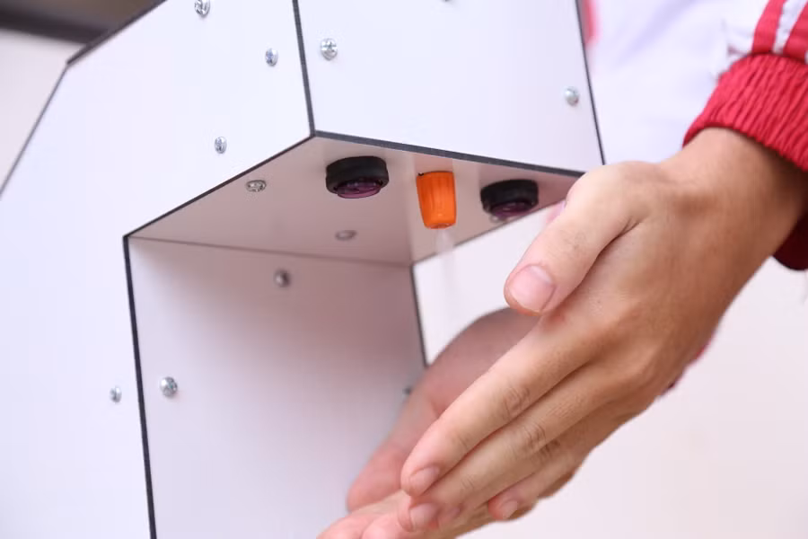Cơ chế rửa tay tự động khi đưa tay vào máy sẽ có cảm biến và bơm, phun dung dịch diệt khuẩn vừa đủ để rửa tay.