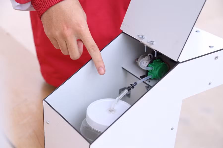 Bên trong chiếc máy rửa tay sát khuẩn tự động được học sinh trường THPT Chuyên Lê Quý Đôn Quảng Trị chế tạo