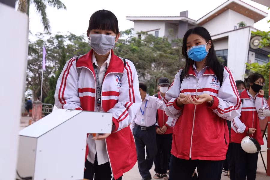 Học sinh Quảng Trị chế tạo máy rửa tay diệt khuẩn tự động