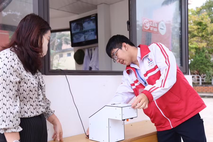 Học sinh Dương Phúc Hiếu giới thiệu về “Máy rửa tay sát khuẩn tự động” do em chế tạo.