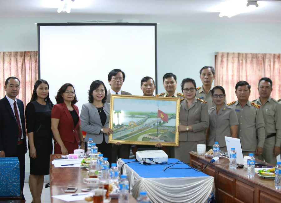 Bà Nguyễn Thị Thu Thủy tặng bức tranh cầu Hiền Lương - một di tích lịch sử của tỉnh Quảng Trị trong chiến tranh - cho đại diện lãnh đạo Sở Giáo dục, Thể thao tỉnh Savannakhet