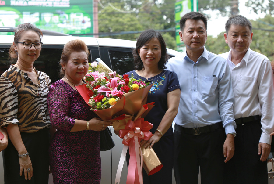 Đại diện hội Việt kiều tại tỉnh Savannakhet tặng hoa chúc mừng đoàn công tác của ngành GD&ĐT tỉnh Quảng Trị trong chuyến đưa giáo viên làm nghĩa vụ quốc tế giảng dạy môn Tiếng Việt cho con em Việt kiều tại tỉnh Savannakhet năm học 2018-2019.