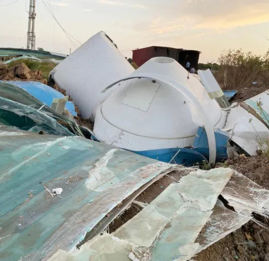 Cánh quạt tuabin rơi xuống đất bị gãy thành nhiều đoạn, hư hỏng nặng.