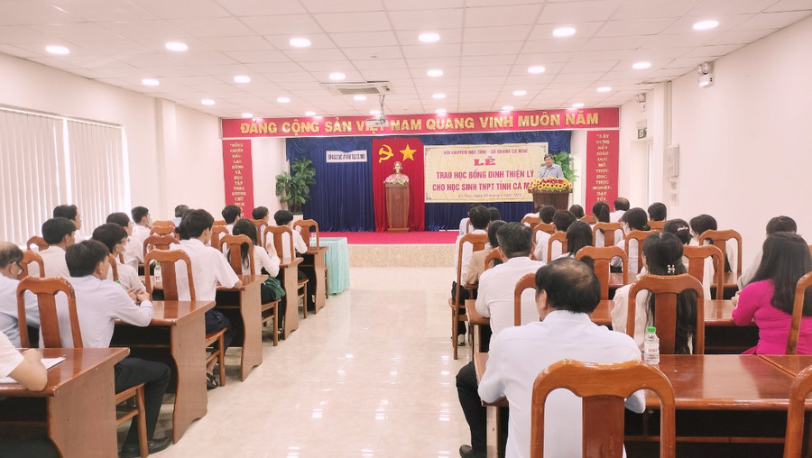 Không gian tổ chức lễ trao học bổng Đinh Thiện Lý. Không gian tổ chức lễ trao học bổng Đinh Thiện Lý.