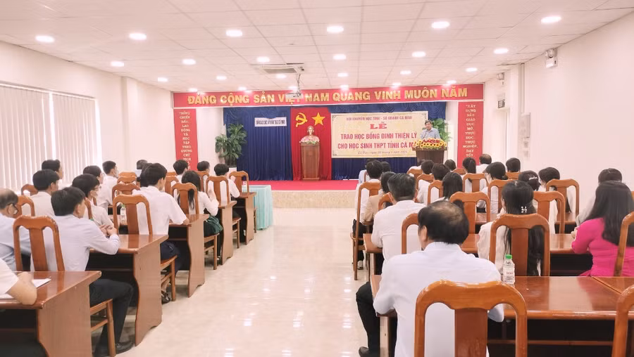 Không gian tổ chức lễ trao học bổng Đinh Thiện Lý. Không gian tổ chức lễ trao học bổng Đinh Thiện Lý.