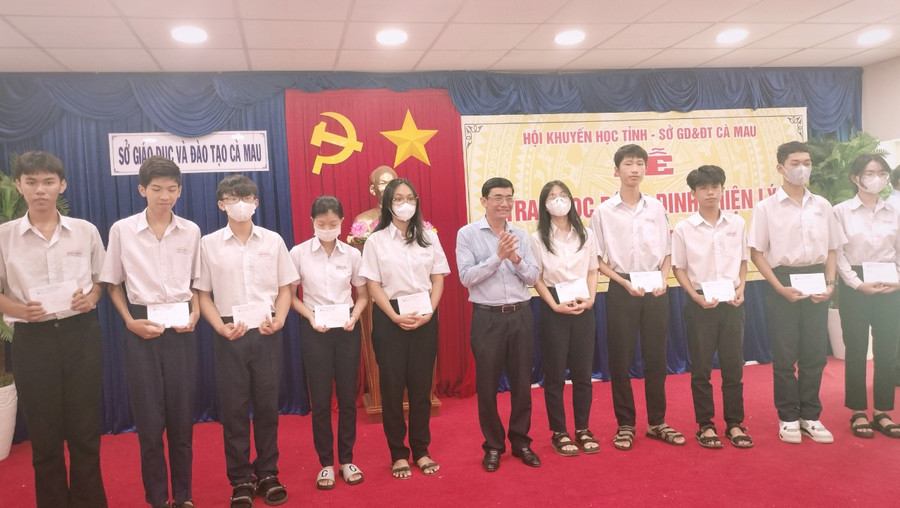 Lãnh đạo Sở GD&ĐT Cà Mau trao học bổng cho các em học sinh. Lãnh đạo Sở GD&ĐT Cà Mau trao học bổng cho các em học sinh.