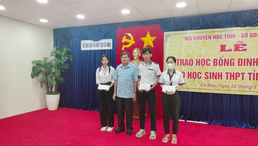 Lãnh đạo Hội Khuyến học Cà Mau trao học bổng cho học sinh. Lãnh đạo Hội Khuyến học Cà Mau trao học bổng cho học sinh.