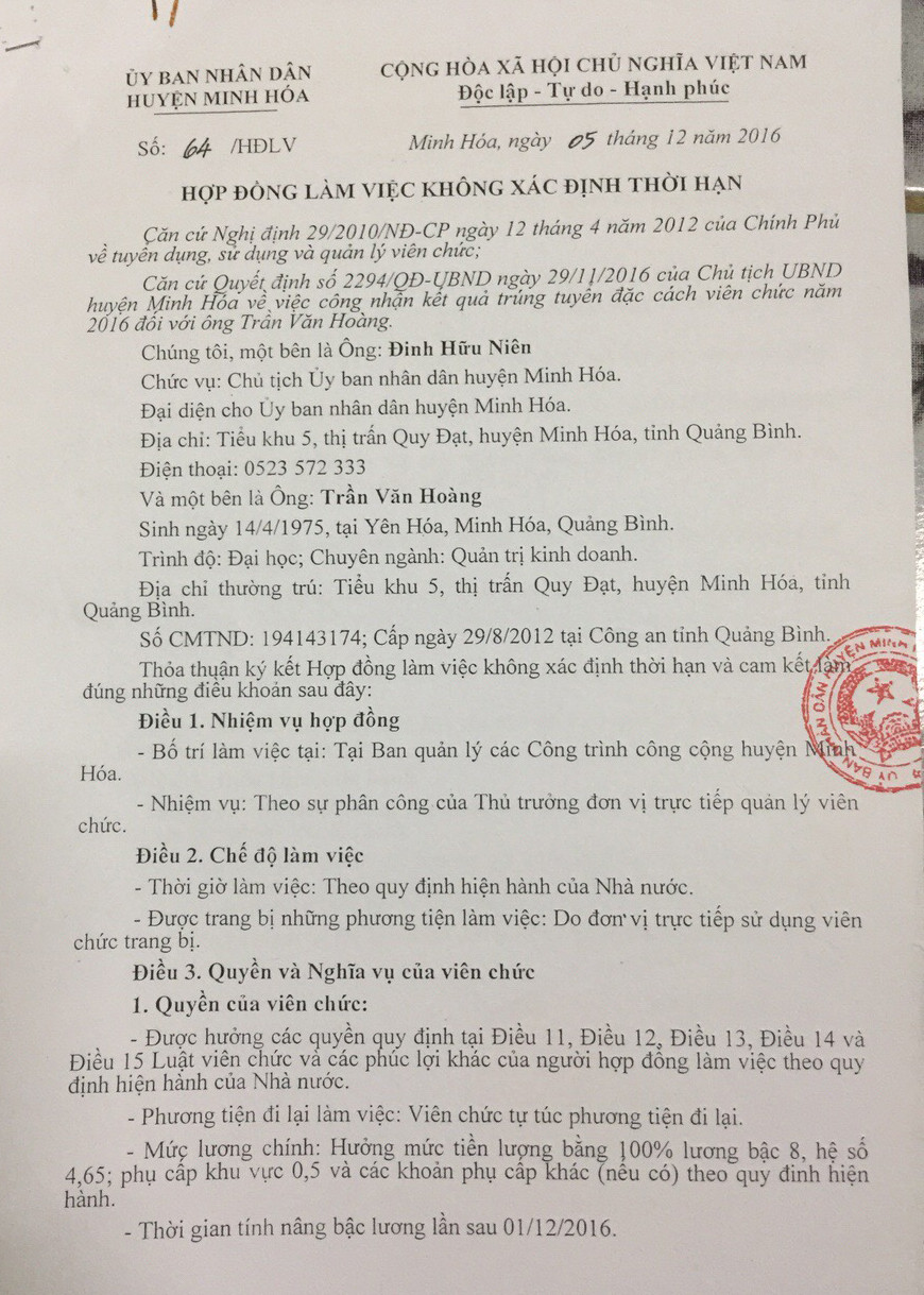 Hợp đồng làm việc không xác định thời hạn mà ông Đinh Hữu Niên thời điểm đó giữ chức vụ chủ tịch UBND huyện Minh Hoá trực tiếp ký với ông Trần Văn Hoàng vào ngày 05/12/3016