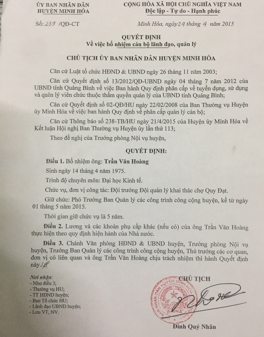 Quyết định bổ nhiệm ông Trần Văn Hoàng làm phó ban quản lý các công trình công cộng huyện Minh Hoá do ông Đinh Quý Nhân ký ngày 24/4/2015.