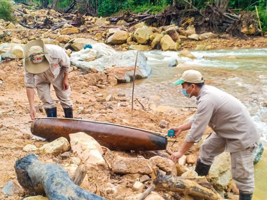 Đo đạc để tiến hành di chuyển quả bom an toàn về nơi tập kết hủy nổ