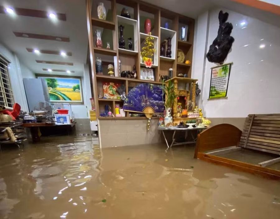 Nhiều khu vực tại TP Đông Hà chìm trong biển nước (Ảnh: CTV)