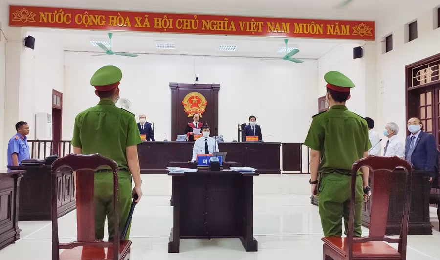 Chủ tòa phiên tòa - ông Lê Thiết Hùng đọc quyết định trả hồ sơ để điều tra bổ sung