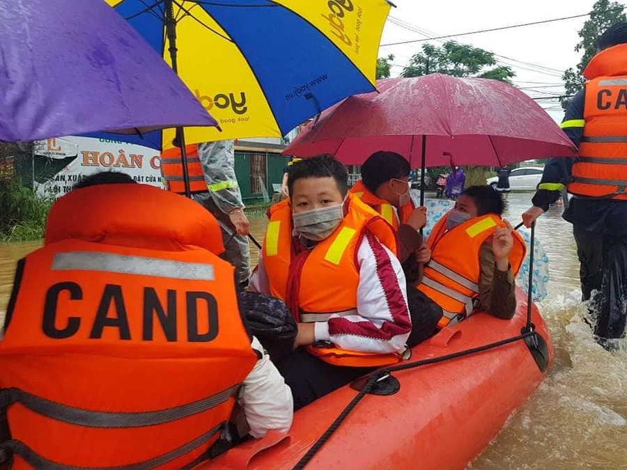 Các học sinh được lực lượng cứu hộ đưa ra ngoài an toàn