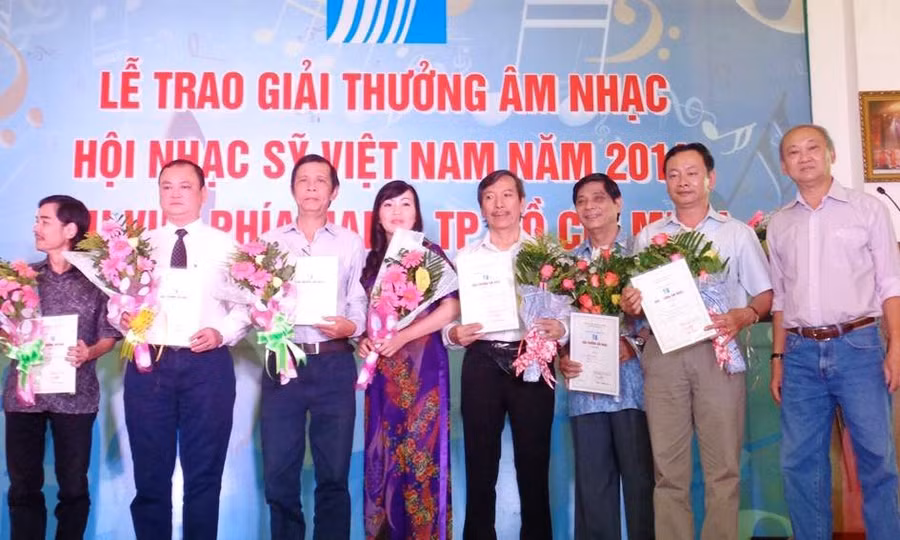 Chị Hường nhận giải thưởng tại một cuộc thi sáng tác nhạc