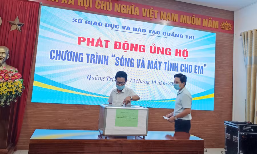 Cán bộ, viên chức của Sở GD&ĐT Quảng Trị tham gia ủng chương trình "Sóng và máy tính cho em".