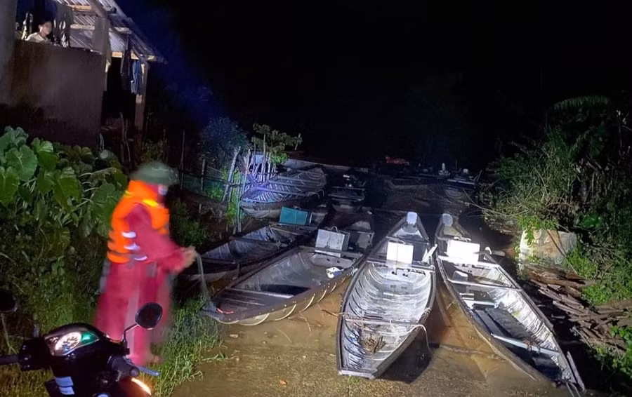 Lực lượng chức năng chuẩn bị phương tiện đưa bà con chạy lũ (Ảnh: Ka Long)