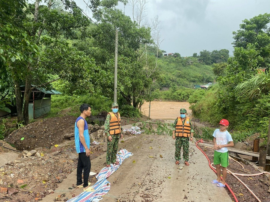 Tại các tuyến đường bị ngập sâu, chia cắt, lực lượng biên phòng phải túc trực để ngăn người dân qua lại, phòng nguy hiểm