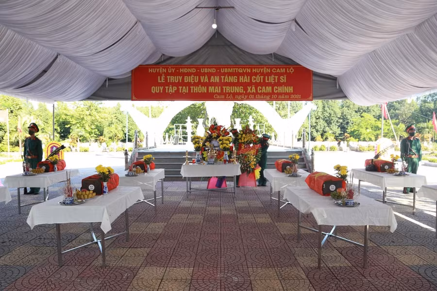 Lễ truy điệu và an táng được tổ chức trang trọng tại Nghĩa trang Liệt sĩ huyện Cam Lộ