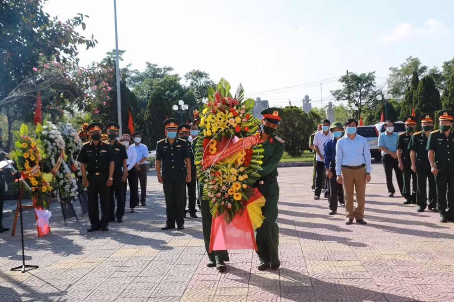 Do tình hình dịch Covid-19 đang diễn biến phức tạp tại huyện Cam Lộ, nên công tác tổ chức lễ truy điệu và an táng hạn chế số người tham gia để đảm bảo phòng dịch