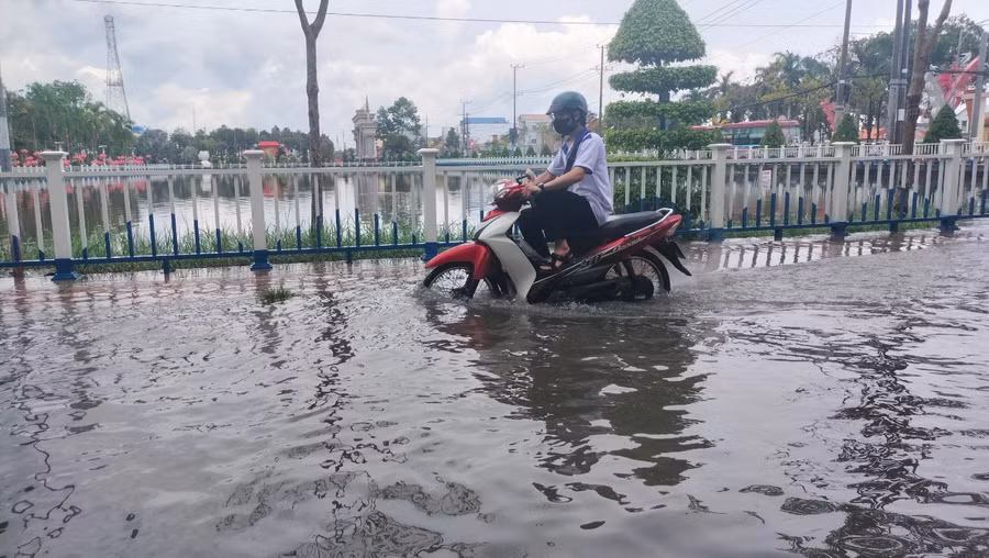 Thí sinh gặp khó trong việc di chuyển đến các điểm thi do đường ngập nước.
