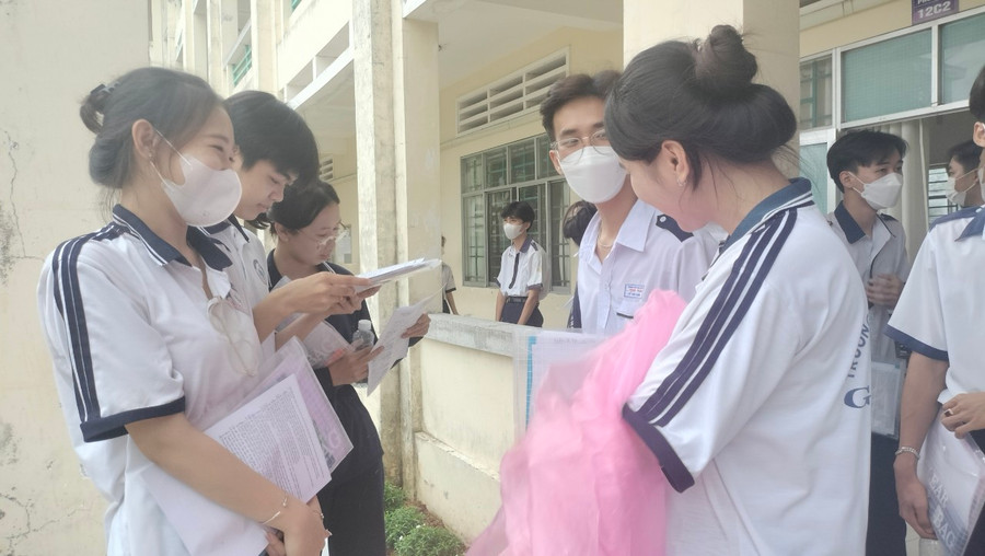 Phần đông thí sinh tỉnh Cà Mau, Bạc Liêu cho biết làm đề thi các môn khoa học xã hội khá tốt. Phần đông thí sinh tỉnh Cà Mau, Bạc Liêu cho biết làm đề thi các môn khoa học xã hội khá tốt.