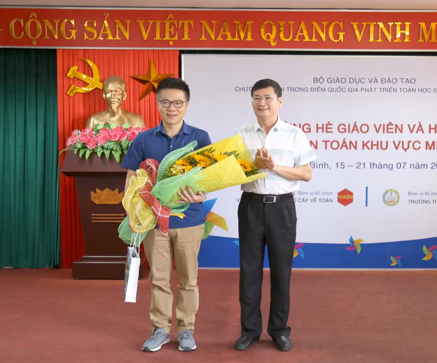 Ông Trần Tiến Dũng, phó chủ tịch UBND tỉnh Quảng Bình tặng hoa cho GS Ngô Bảo Châu tại lễ khai mạc "Trường hè Toán học" lần thứ 6 năm 2019 tại Quảng Bình